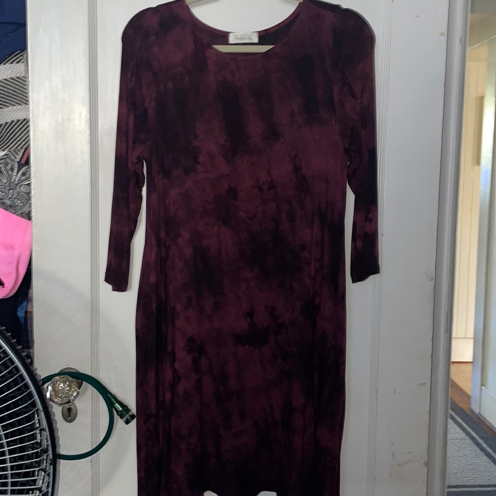 Cute little cocktail dress in a deep burgundy and black tie dye!